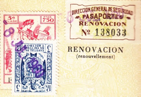  EN RECUERDO Y HOMENAJE A LOS QUE YA NO ESTÁN. 

Si pones en  GOOGLE    PASAPORTES EN LA MEMORIA   da 170