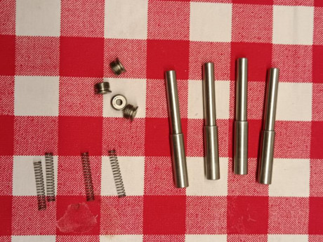 Se venden piezas para Match Guns MG2E
A/ 4 barras amortiguadoras, con sus muelles y tornillos. 25€ cada 01
