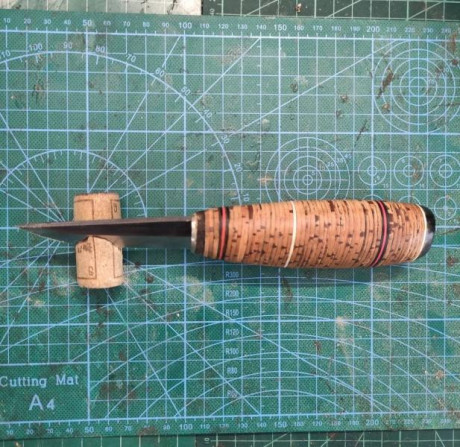 20cm totales. 9cm hoja de acero al carbono 80crv2.
Mango de cortezas de abedul. Separadores de cuero y 01