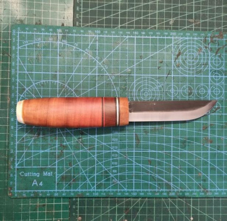 20cm totales. 9cm hoja de acero al carbono 80crv2.
Mango de cortezas de abedul. Separadores de cuero y 21