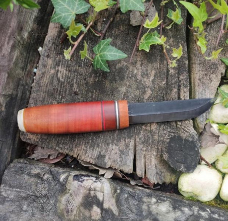20cm totales. 9cm hoja de acero al carbono 80crv2.
Mango de cortezas de abedul. Separadores de cuero y 20