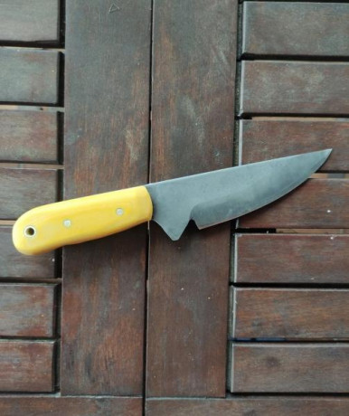 Hoja de acero 80crv2 con tratamiento anticorrosivo. Cachas de micarta amarilla y separadores de cartón 00