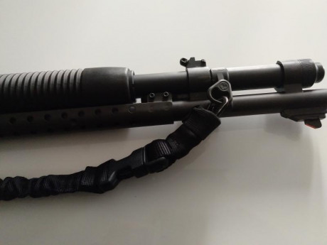 MOSSBERG 590A1, US ARMY MIL-SPEC 3443E - 12/76; única escopeta corredera que pasa este test militar; mecánicamente 01