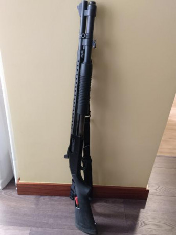 MOSSBERG 590A1, US ARMY MIL-SPEC 3443E - 12/76; única escopeta corredera que pasa este test militar; mecánicamente 00