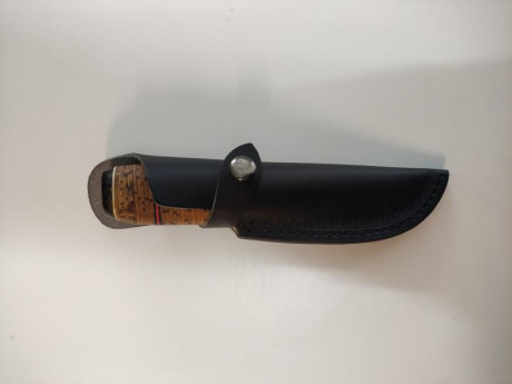 20cm totales. 9cm hoja de acero al carbono 80crv2.
Mango de cortezas de abedul. Separadores de cuero y 60