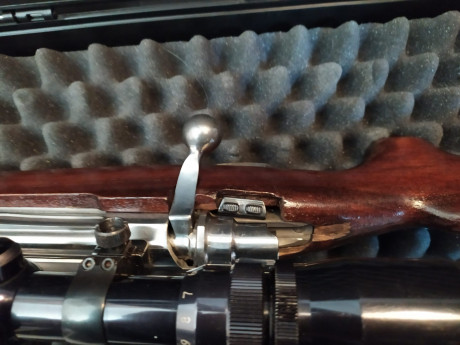 Un compañero del club me pide que le ponga en venta el siguiente rifle:

Santa Bárbara cal. 300 Winchester-Magnum.

Este 01
