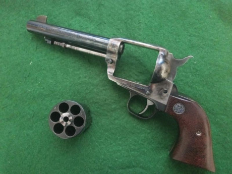 Hola compañeros ,vendo mi revólver Ruger Vaquero calibre 45 LC. GUIADO EN F. Solo venta en Madrid o alrededores, 100