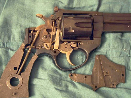 hola tengo un revolver target tropy y necesitaria sacar el martillo para intentar arreglarlo pues  el 10