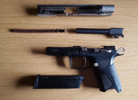   Hola compañeros, pongo en venta una "exclusiva" y poco vista Pistola ZVS P-21 Exclusive, calibre 12