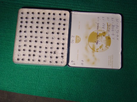 Navegando he visto un invento mu chulo de la casa Crossman para llevar los balines siempre encima:
 http://www.crosman.com/img/products/full/pouch(lg).jpg 00