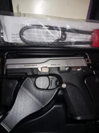 Completamente nueva, dos cargadores, caja , manual de instrucciones e incluso un cierre de seguridad tipo 01