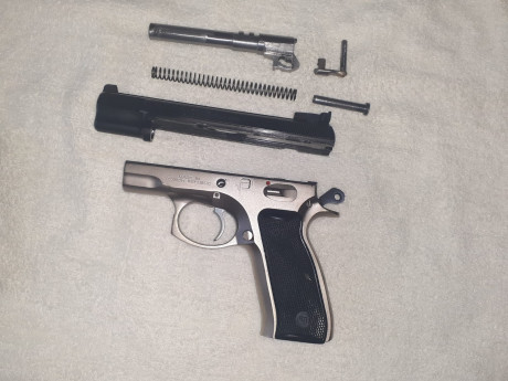 Hola vendo CZ75 del 9mmpb  con dos cargadores de mi compañera por cambiar de proyecto. PRECIO 400EUR. 02