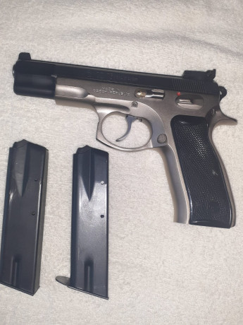 Hola vendo CZ75 del 9mmpb  con dos cargadores de mi compañera por cambiar de proyecto. PRECIO 400EUR. 01