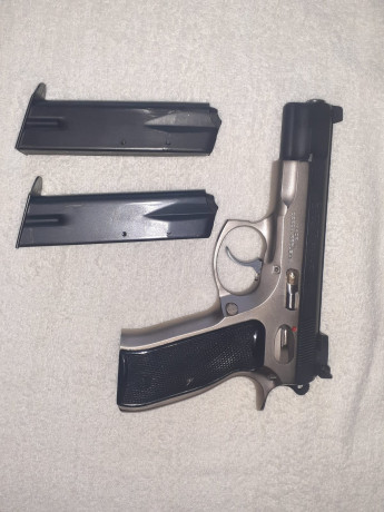 Hola vendo CZ75 del 9mmpb  con dos cargadores de mi compañera por cambiar de proyecto. PRECIO 400EUR. 00