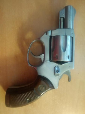 Un compañero me ha pedido que le ponga a la venta un Revolver Astra del 38 de 2". Lo ha tenido guardado 02