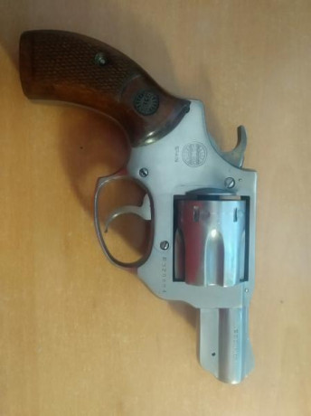 Un compañero me ha pedido que le ponga a la venta un Revolver Astra del 38 de 2". Lo ha tenido guardado 01