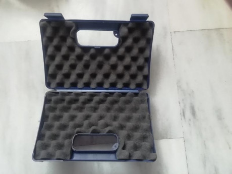 Vendo este maletin original para pistolas CZ en buen estado con poco uso, color azul poco visto normalmente 01