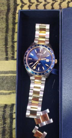 Reloj de cuarzo Rotary Henley GMT, modelo en acero y dorado, funciones:
Fecha, GMT, Hora, Minuto, Segunda 02