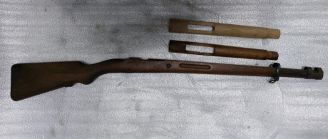 Vendo madera y dos cañas de Mauser Coruña. Precio 180 euros. Teléfono 667837799. 02