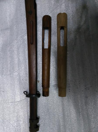 Vendo madera y dos cañas de Mauser Coruña. Precio 180 euros. Teléfono 667837799. 01
