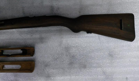 Vendo madera y dos cañas de Mauser Coruña. Precio 180 euros. Teléfono 667837799. 11