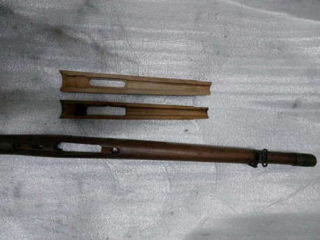 Vendo madera y dos cañas de Mauser Coruña. Precio 180 euros. Teléfono 667837799. 10