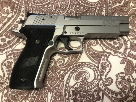 Pongo a la venta esta pistola SIG SAUER P 226 X FIVE ALL ROUND, en perfecto estado, con 2 cargadores y 01
