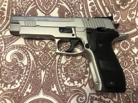 Pongo a la venta esta pistola SIG SAUER P 226 X FIVE ALL ROUND, en perfecto estado, con 2 cargadores y 00