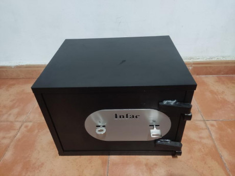 Vendo armero infact sc300, grado 3, con la ultima homologación exigida, con capacidadpara 3 armas cortas.
Precio 02