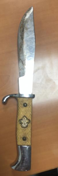 Buenas tardes foreros. Tras llegar a mi poder este antiguo cuchillo o daga, he intentado limpiarlo y sigo 111