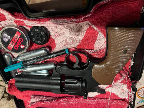 Hola, necesito información sobre armerias que pudieran tener piezas del revolver de  CO2 marca Crosman 50