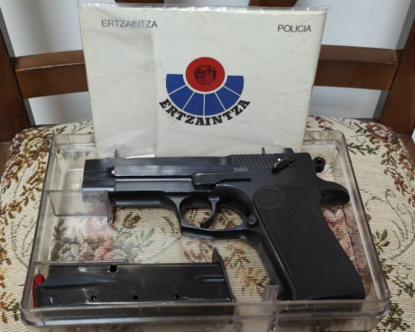 pistola Star Mod. 31-P del 9 Para., dotacion de la Ertzaintza, Con caja, manual y 2 cargadores, estado 00