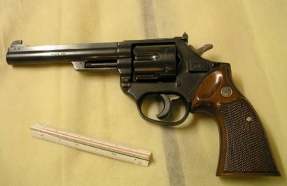 Pues al hilo de un compañero que pide que le ayuden a elegir un revolver y mi afición por ellos, se me 90