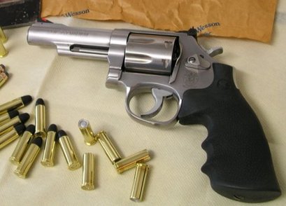 Pues al hilo de un compañero que pide que le ayuden a elegir un revolver y mi afición por ellos, se me 100