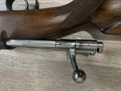 Vendo rifle Carl Gustav calibre 6,5x55 perfecto estado con toda la numeracion  en cada parte arma año 00