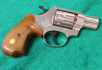 Pues al hilo de un compañero que pide que le ayuden a elegir un revolver y mi afición por ellos, se me 110