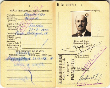  EN RECUERDO Y HOMENAJE A LOS QUE YA NO ESTÁN. 

Si pones en  GOOGLE    PASAPORTES EN LA MEMORIA   da 102