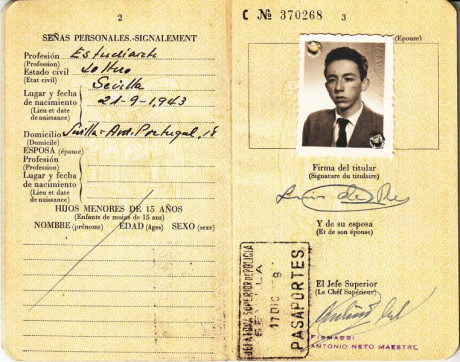  EN RECUERDO Y HOMENAJE A LOS QUE YA NO ESTÁN. 

Si pones en  GOOGLE    PASAPORTES EN LA MEMORIA   da 122