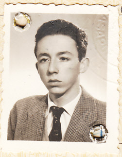  EN RECUERDO Y HOMENAJE A LOS QUE YA NO ESTÁN. 

Si pones en  GOOGLE    PASAPORTES EN LA MEMORIA   da 120