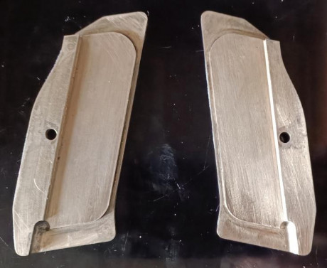 Hola, por no usar vendo estas fantásticas cachas de latón casi nuevas para la pistola   SHADOW 2.   Están 01
