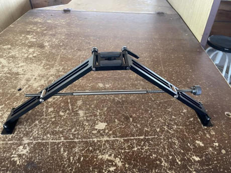 Vendo bipode FS300 I para rifle, aluminio de aviacion AA7075 muy robusto, peso 950g, 140euros mas portes. 30