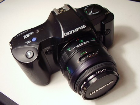 Cambio esta camara reflex Olympus OM 101 Power Focus analógica y motorizada con dos objetivos, uno de 00