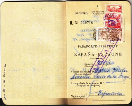  EN RECUERDO Y HOMENAJE A LOS QUE YA NO ESTÁN. 

Si pones en  GOOGLE   PASAPORTES EN LA MEMORIA  da igual 151