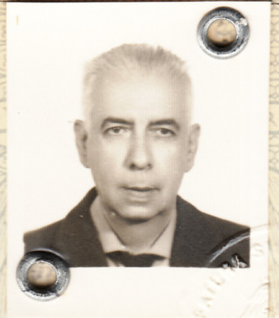  EN RECUERDO Y HOMENAJE A LOS QUE YA NO ESTÁN. 

Si pones en  GOOGLE    PASAPORTES EN LA MEMORIA   da 10