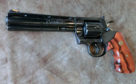 Vendo revolver Colt Phyton calibre .357 Magnum
Se puede ver el revolver en Paiporta / Valencia.

El revolver 00