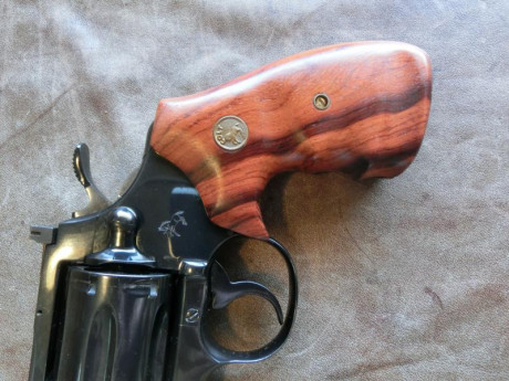 Vendo revolver Colt Phyton calibre .357 Magnum
Se puede ver el revolver en Paiporta / Valencia.

El revolver 30