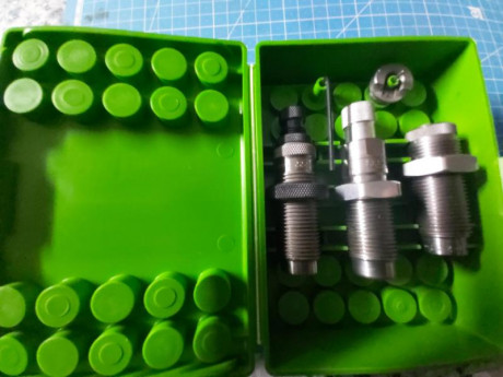 Hola vendo Dais Calibre 222 dos dais son de la marca Lee y un tercero de la marca Redding que es el mas 00