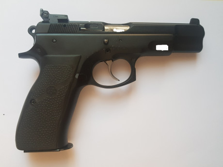 Vendo CZ 75 B con dos cargadores, miras LPA, maletin de transporte, dos juegos de cachas,unas de madera 00