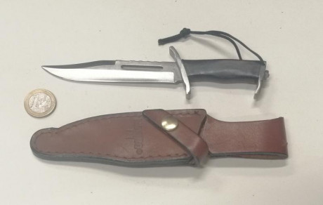 Vendo réplica en miniatura del famoso cuchillo Rambo III. Hoja fabricada en acero quirúrgico. Incluye 01