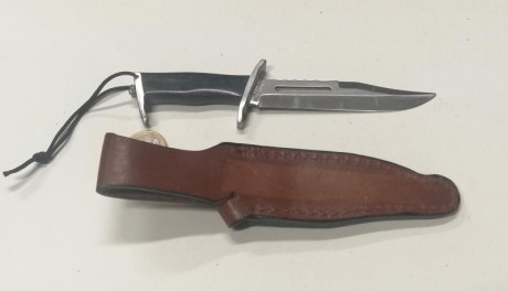 Vendo réplica en miniatura del famoso cuchillo Rambo III. Hoja fabricada en acero quirúrgico. Incluye 00